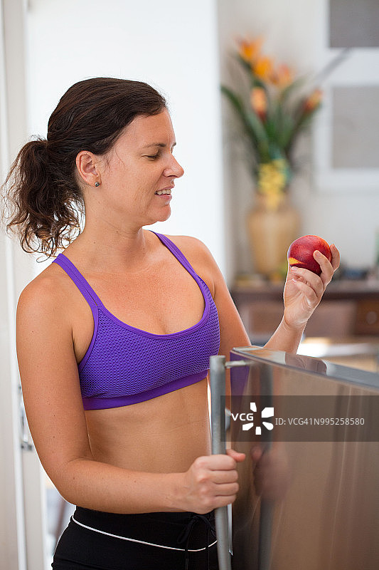 女人选择一个苹果图片素材
