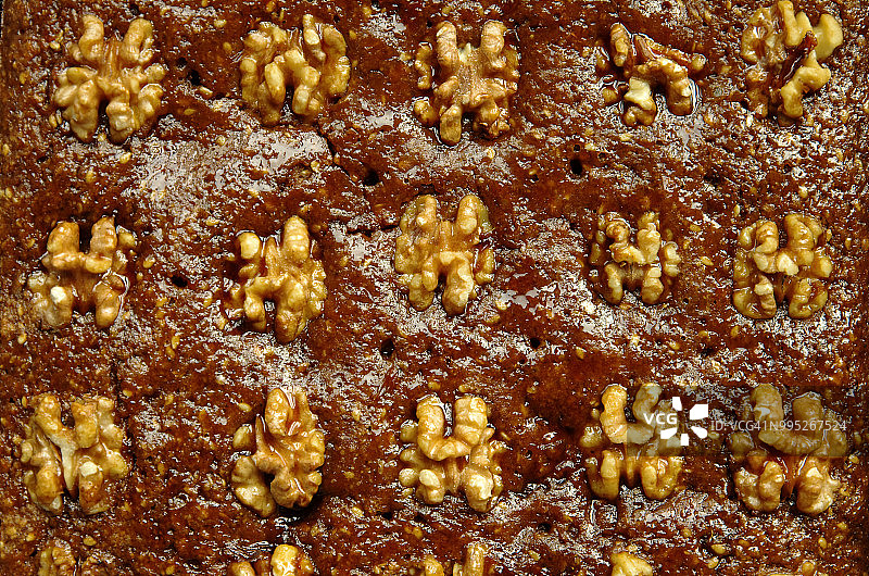 湿润的枣泥核桃蛋糕图片素材