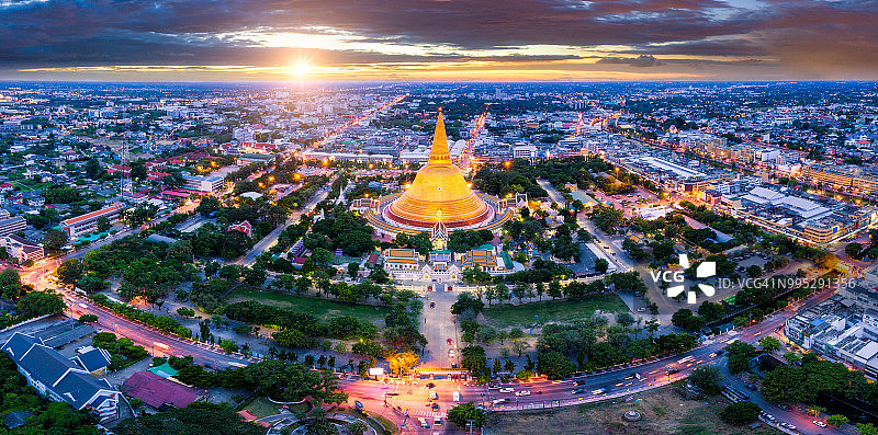 泰国佛统寺的日落景色图片素材