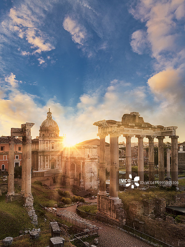 意大利拉齐奥罗马，维斯帕先和提图斯神庙及圣卢卡和马蒂娜教堂图片素材