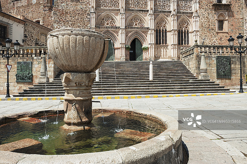 西班牙瓜达卢佩圣玛丽亚教堂的广场和喷泉图片素材