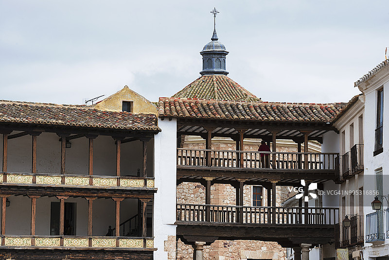 西班牙特布莱克马约尔广场的凉廊图片素材