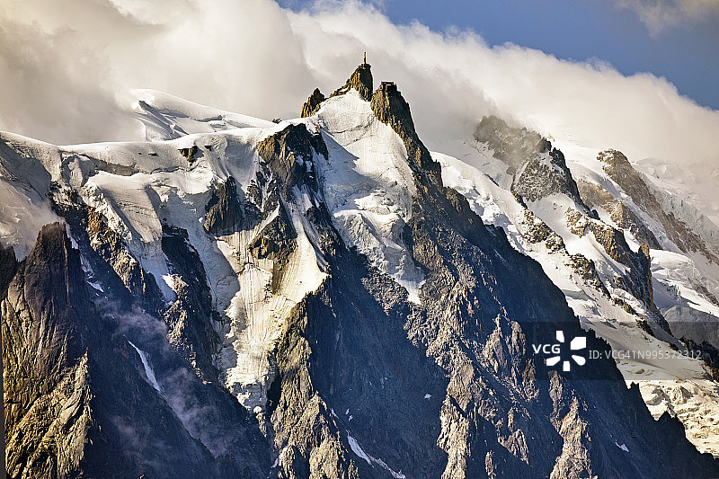 南针峰顶峰，山脉与云朵和蓝天图片素材