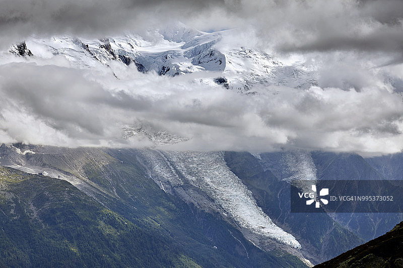 勃朗峰冰川流入霞慕尼山谷，穿过云层图片素材