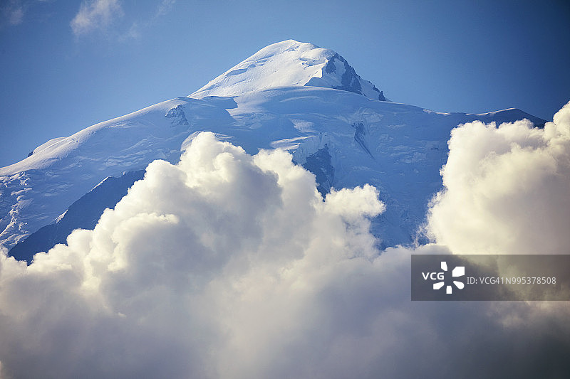 勃朗峰白雪皑皑的山峰穿过积云蓝天图片素材