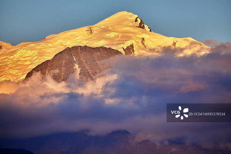 日落时分蓝色天空下的勃朗峰图片素材