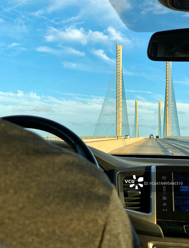 汽车驶过印度河桥图片素材