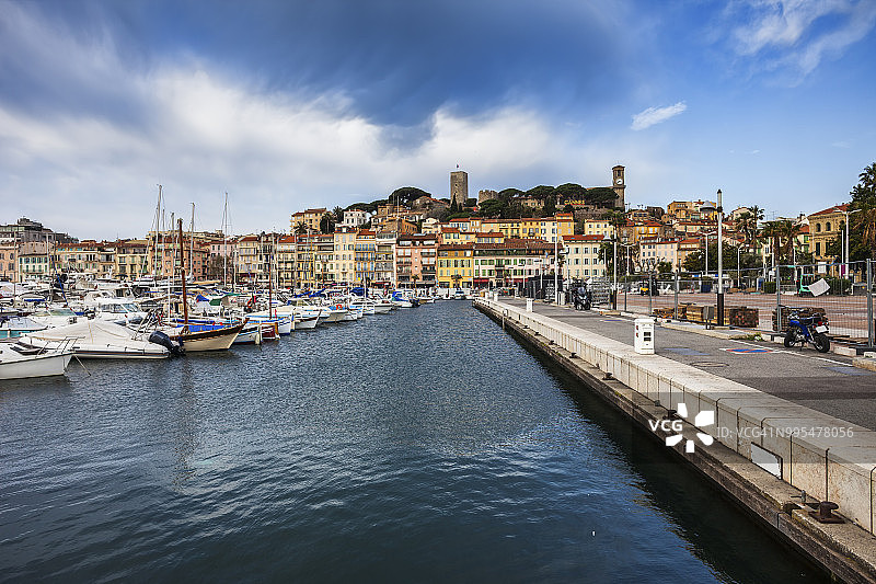 法国戛纳，从旧港眺望老城区勒叙凯图片素材