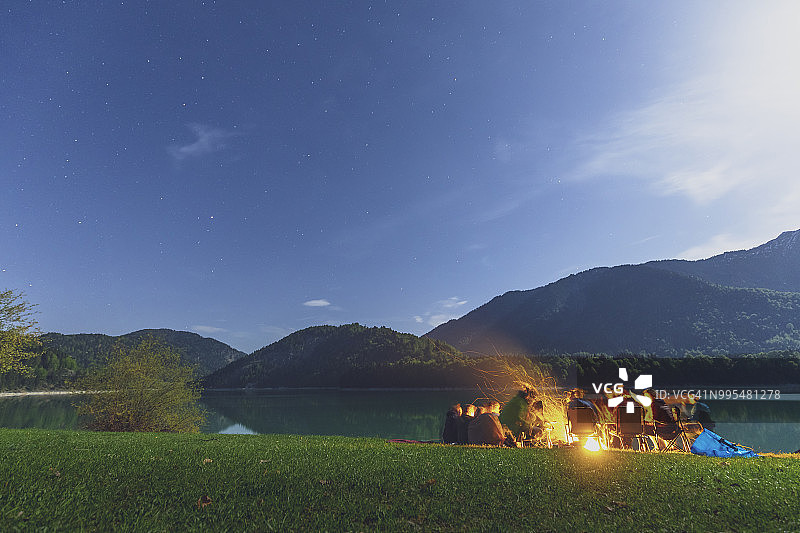 德国巴伐利亚州，锡尔文施泰因大坝，夜晚篝火旁的人群图片素材