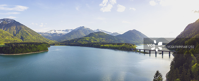 德国巴伐利亚锡尔文施泰因大坝眺望奥地利卡文德尔山脉图片素材