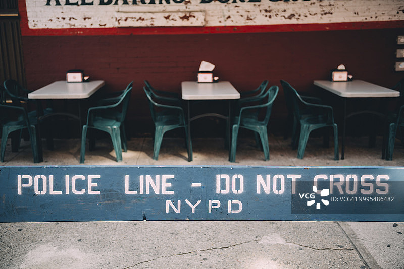 美国纽约：警戒线后的空旷街道餐厅图片素材