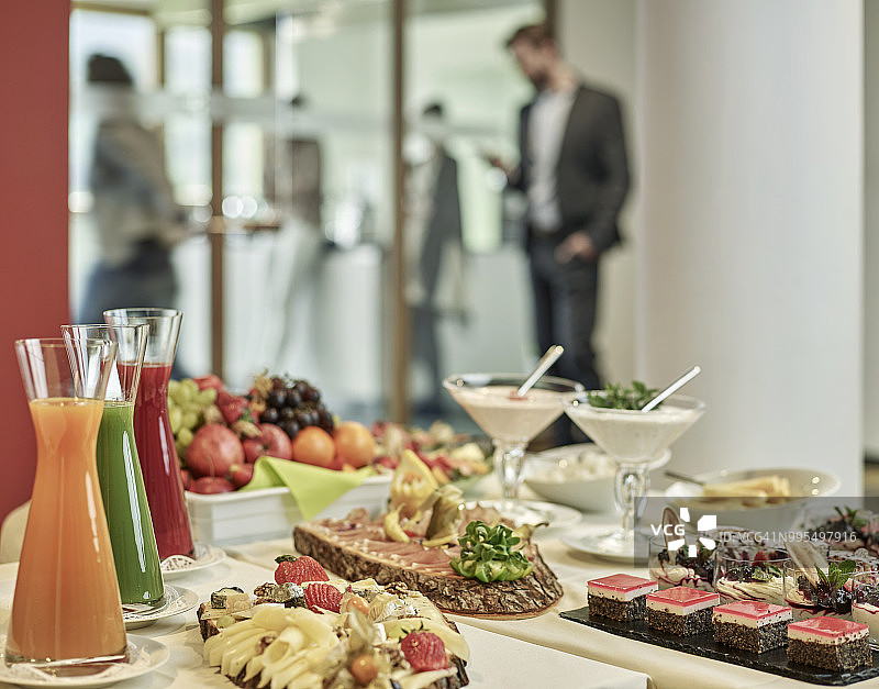 有开胃菜和背景中商务人士的自助餐图片素材