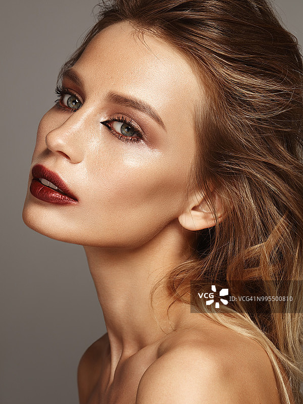 美丽的年轻女子图片素材