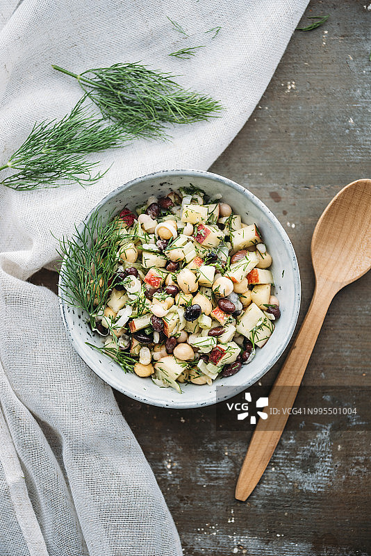 黑豆鹰嘴豆苹果葱莳萝豆沙拉图片素材