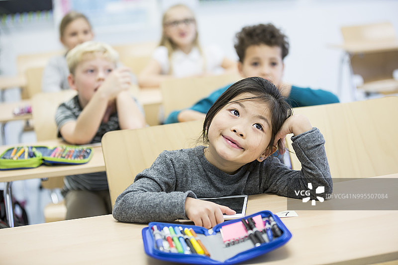 课堂上与同学在一起的女学生画像图片素材