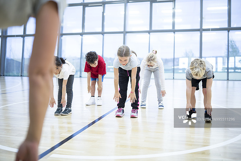 学生在体育课上锻炼图片素材