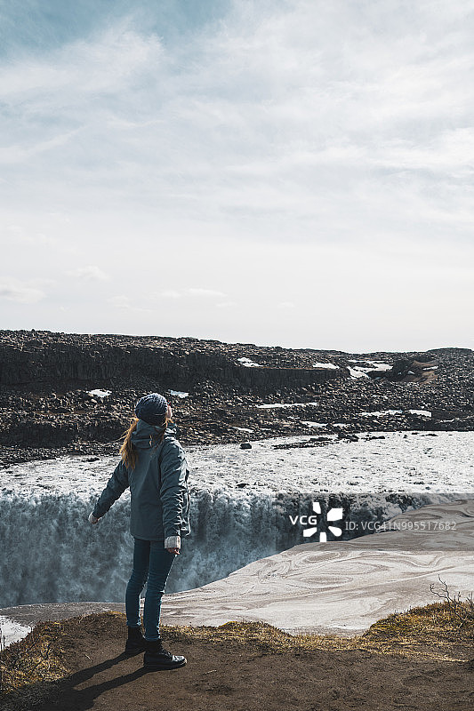 冰岛黛提瀑布的女子图片素材