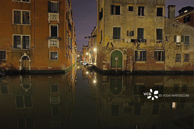 威尼斯卡纳雷吉欧区威尼斯犹太人区夜景，意大利威尼托图片素材