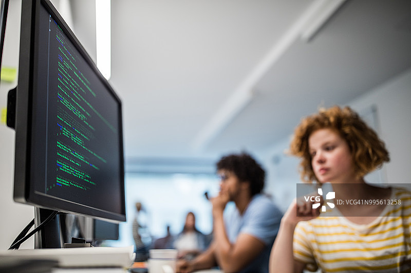 办公室电脑显示器上的软件代码特写图片素材