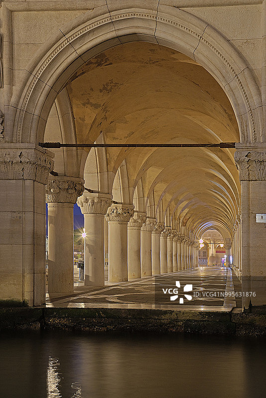 意大利威尼斯总督宫柱廊图片素材