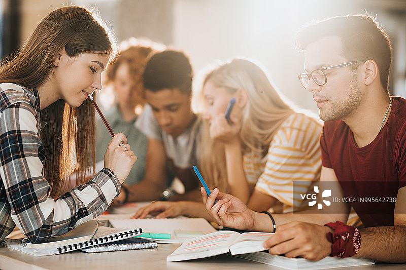 大学生团队合作备考图片素材