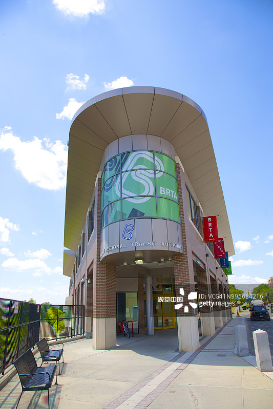 匹茨菲尔德造型独特的巴士和火车站图片素材