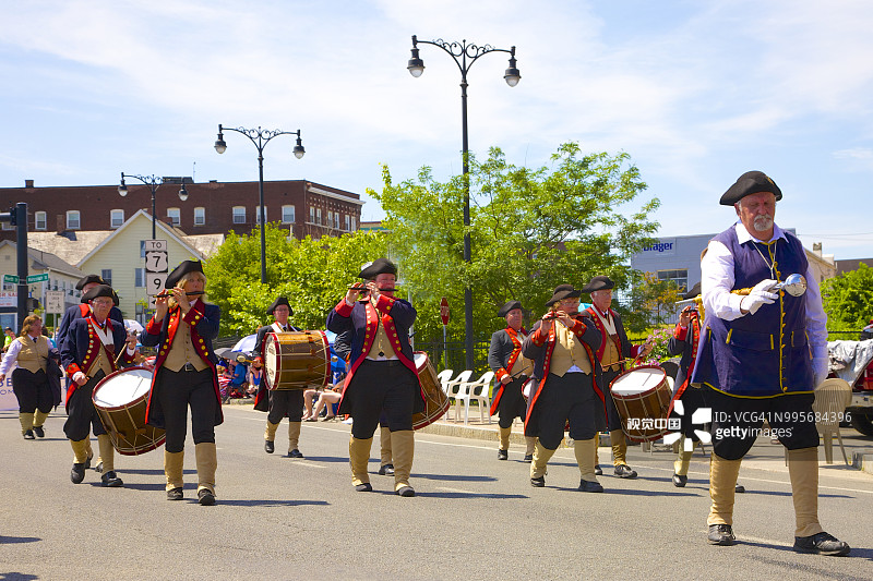 7月4日游行——马萨诸塞州皮茨菲尔德南街的观看者图片素材