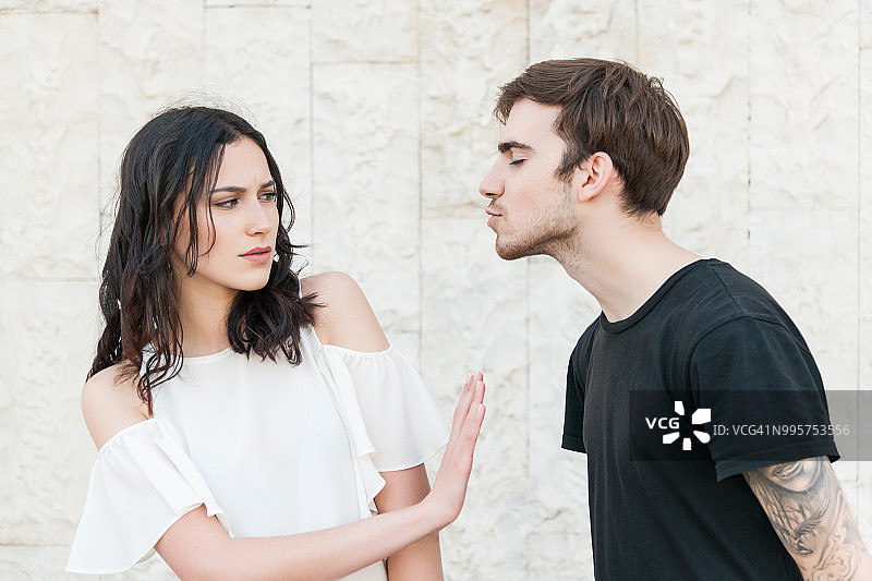 年轻男人试图亲吻年轻女人图片素材