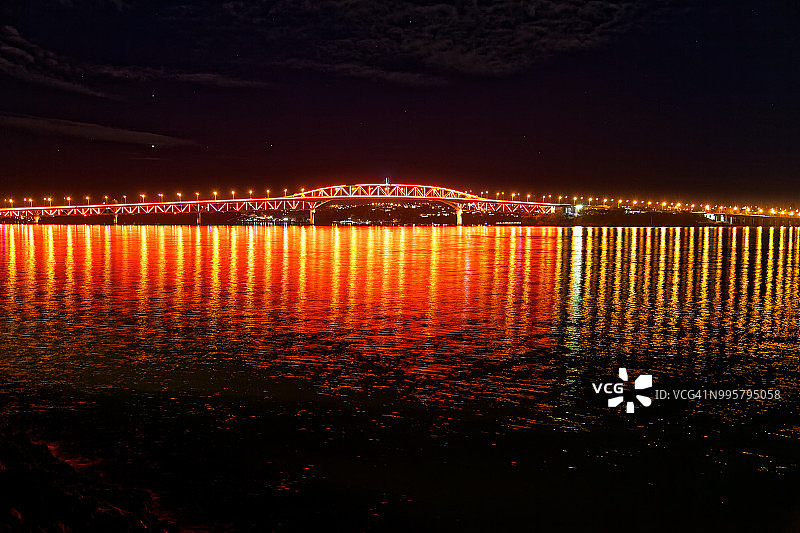 奥克兰海港大桥上的倒影和灯光，庆祝毛利新年Matariki图片素材