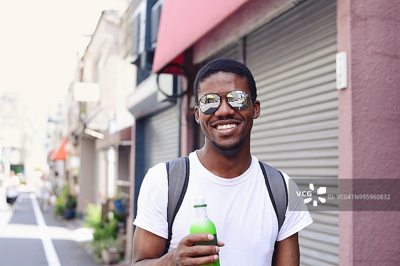 年轻旅行者在探索图片素材