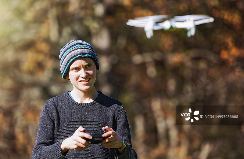 青少年男孩放飞玩具无人机图片素材