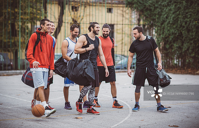 在院子里聚集的篮球队员图片素材