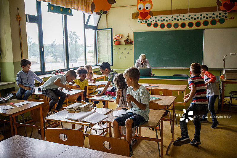 小学生在课堂上玩耍图片素材
