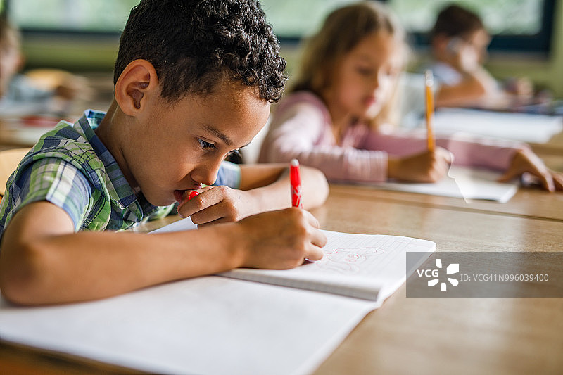 非裔美国男学生在小学课堂上听写图片素材