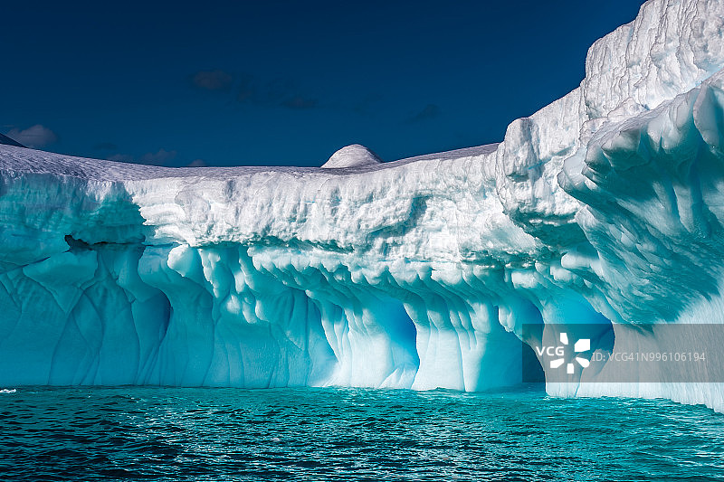 威廉敏娜湾南极洲的天气侵蚀冰山图片素材