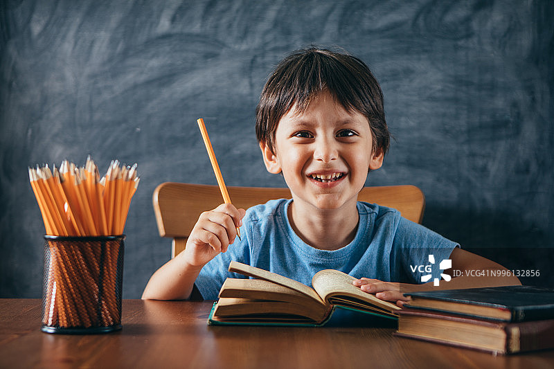 可爱的男孩在读书图片素材