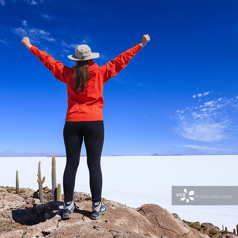 女游客在乌尤尼盐湖瓦西岛图片素材