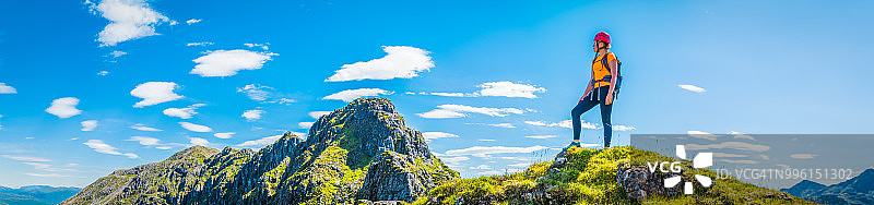 登山女性眺望苏格兰高地图片素材