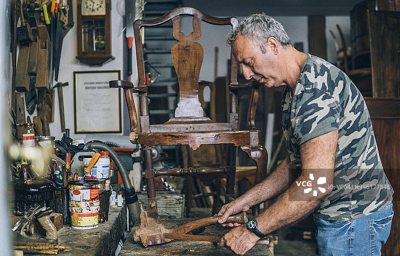 木匠修复旧木椅图片素材