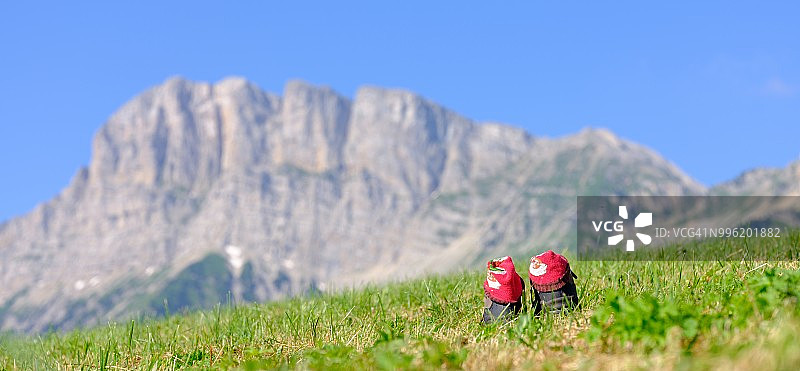 登山者在山中的靴子图片素材