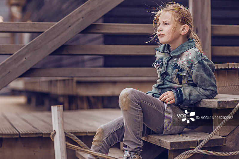 在冬季海滩上享受自由的年轻金发女孩图片素材