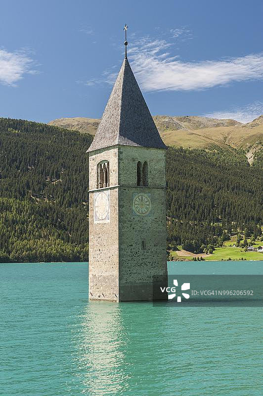意大利雷申湖 submerged 教堂的尖塔和钟楼图片素材
