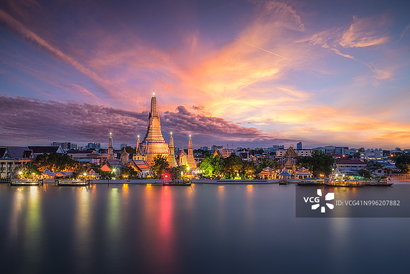 泰国曼谷郑王庙夜景图片素材