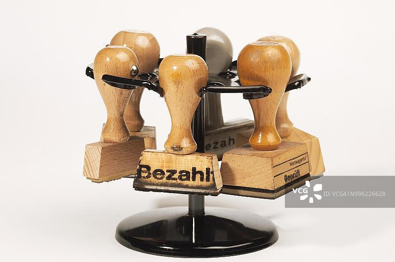 带有“已付款”字样的德语邮票及印章座图片素材