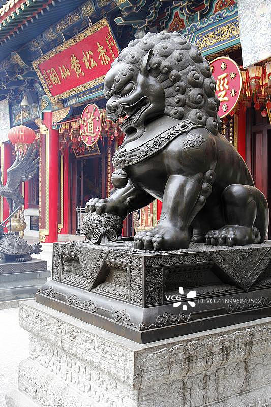 香港九龙黄大仙祠的守护狮图片素材