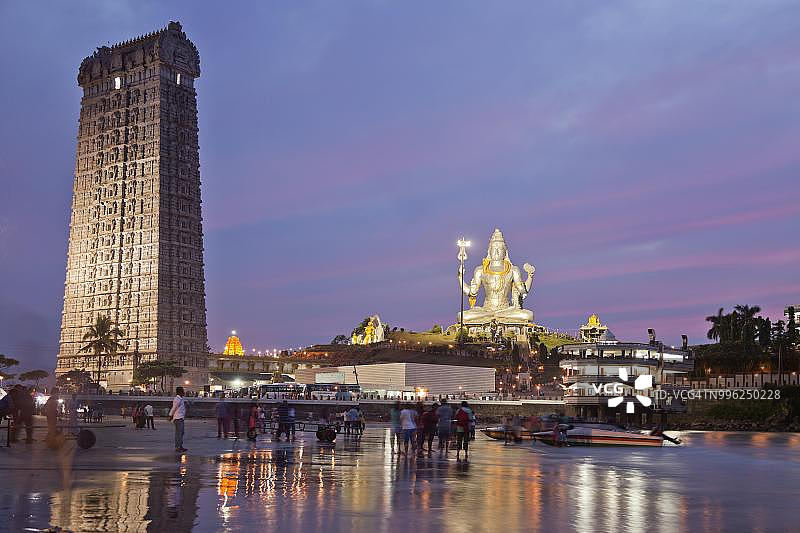 印度卡纳塔克邦穆鲁德什瓦尔神庙的湿婆神巨型雕像和Gopura塔图片素材