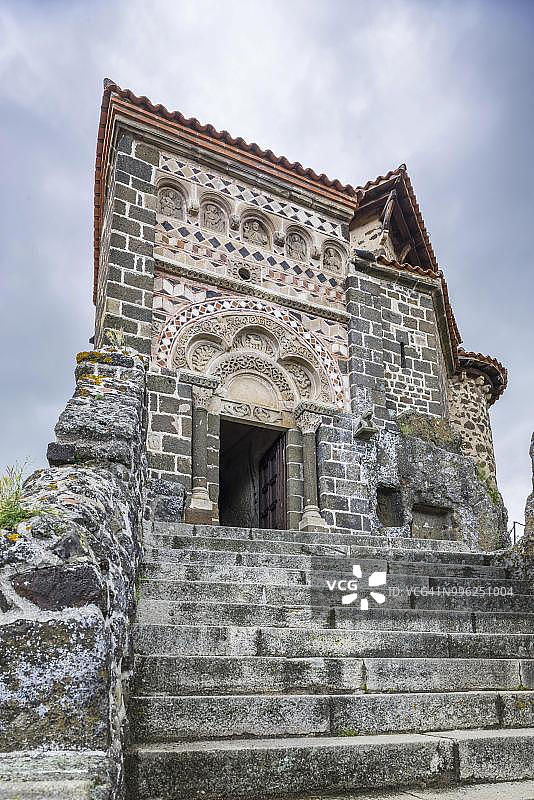 法国奥弗涅勒皮昂沃莱圣米歇尔达吉耶教堂入口图片素材