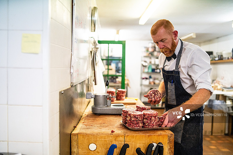 在传统英式肉铺制作牛肉汉堡图片素材