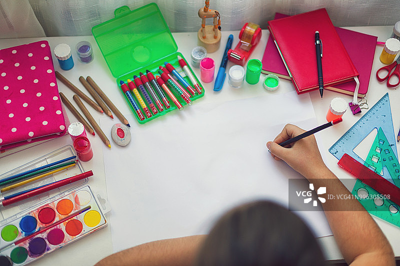 正在做作业的漂亮女孩图片素材