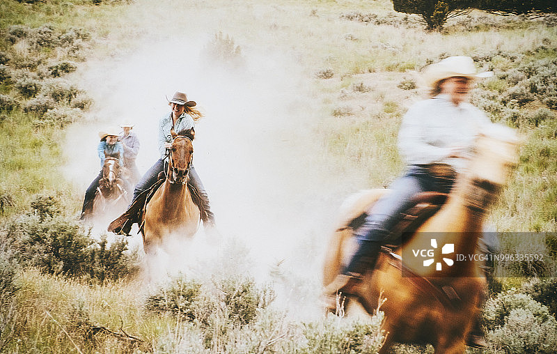 骑马的西部女牛仔图片素材